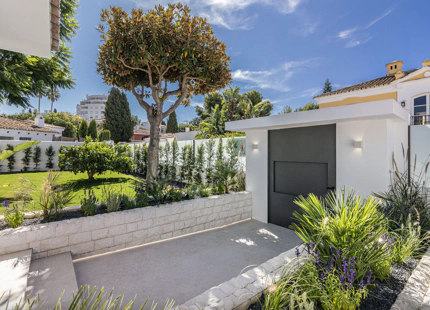 VILLA MINIMALISTA EN PRIMERA LÍNEA DE GOLF EN VENTA EN GUADALMINA ALTA