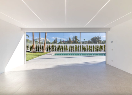 VILLA MINIMALISTA EN PRIMERA LÍNEA DE GOLF EN VENTA EN GUADALMINA ALTA