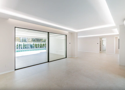 VILLA MINIMALISTA EN PRIMERA LÍNEA DE GOLF EN VENTA EN GUADALMINA ALTA