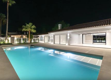 VILLA MINIMALISTA EN PRIMERA LÍNEA DE GOLF EN VENTA EN GUADALMINA ALTA