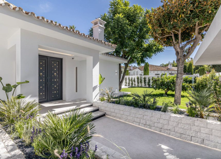 VILLA MINIMALISTA EN PRIMERA LÍNEA DE GOLF EN VENTA EN GUADALMINA ALTA