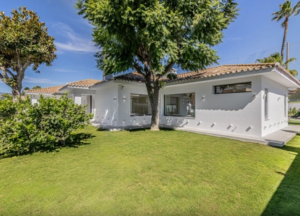 VILLA MINIMALISTA EN PRIMERA LÍNEA DE GOLF EN VENTA EN GUADALMINA ALTA