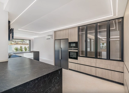 VILLA MINIMALISTA EN PRIMERA LÍNEA DE GOLF EN VENTA EN GUADALMINA ALTA