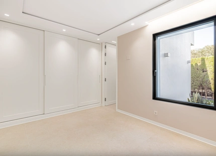 VILLA MINIMALISTA EN PRIMERA LÍNEA DE GOLF EN VENTA EN GUADALMINA ALTA