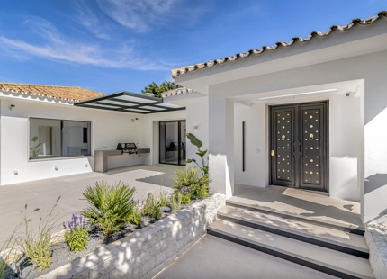 VILLA MINIMALISTA EN PRIMERA LÍNEA DE GOLF EN VENTA EN GUADALMINA ALTA