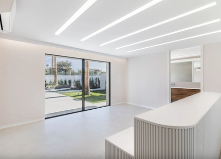 VILLA MINIMALISTA EN PRIMERA LÍNEA DE GOLF EN VENTA EN GUADALMINA ALTA