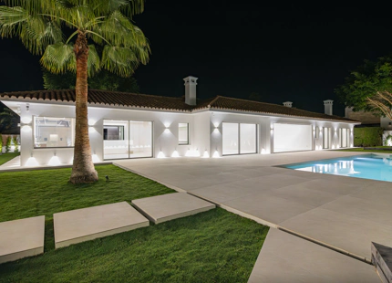 VILLA MINIMALISTA EN PRIMERA LÍNEA DE GOLF EN VENTA EN GUADALMINA ALTA