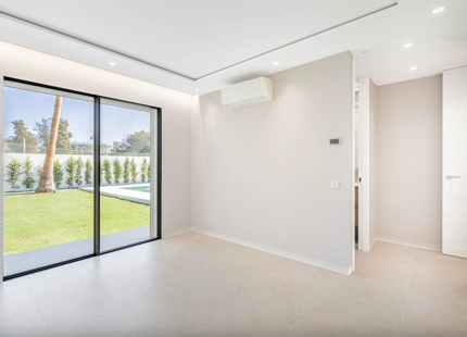 VILLA MINIMALISTA EN PRIMERA LÍNEA DE GOLF EN VENTA EN GUADALMINA ALTA