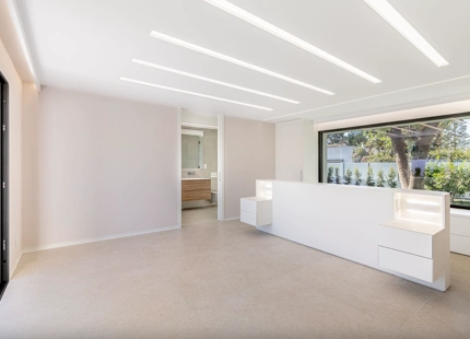 VILLA MINIMALISTA EN PRIMERA LÍNEA DE GOLF EN VENTA EN GUADALMINA ALTA