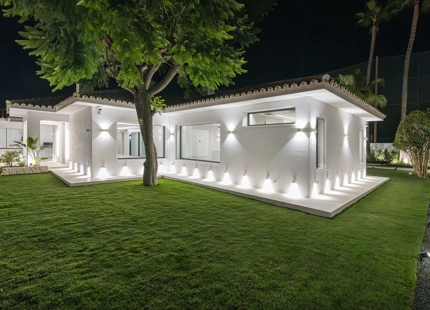 VILLA MINIMALISTA EN PRIMERA LÍNEA DE GOLF EN VENTA EN GUADALMINA ALTA