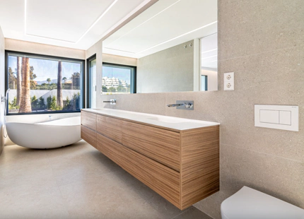 VILLA MINIMALISTA EN PRIMERA LÍNEA DE GOLF EN VENTA EN GUADALMINA ALTA