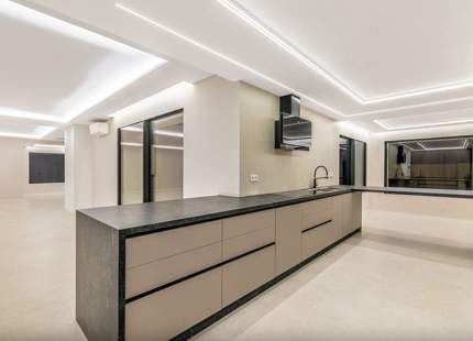 VILLA MINIMALISTA EN PRIMERA LÍNEA DE GOLF EN VENTA EN GUADALMINA ALTA