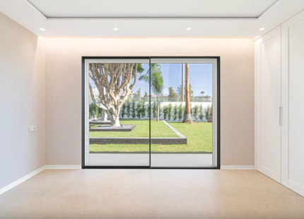 VILLA MINIMALISTA EN PRIMERA LÍNEA DE GOLF EN VENTA EN GUADALMINA ALTA
