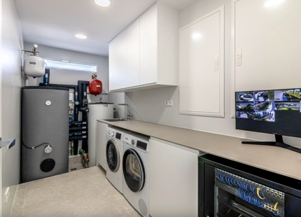 VILLA MINIMALISTA EN PRIMERA LÍNEA DE GOLF EN VENTA EN GUADALMINA ALTA