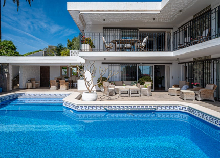VILLA DE ESTILO ANDALUZ EN VENTA EN NUEVA ANDALUCIA