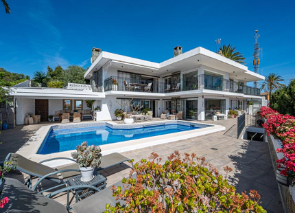 VILLA DE ESTILO ANDALUZ EN VENTA EN NUEVA ANDALUCIA