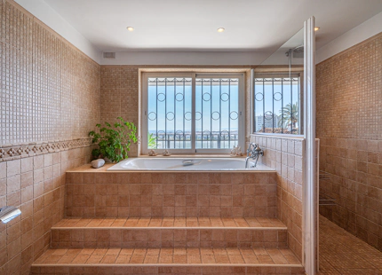VILLA DE ESTILO ANDALUZ EN VENTA EN NUEVA ANDALUCIA