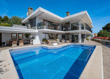 VILLA DE ESTILO ANDALUZ EN VENTA EN NUEVA ANDALUCIA