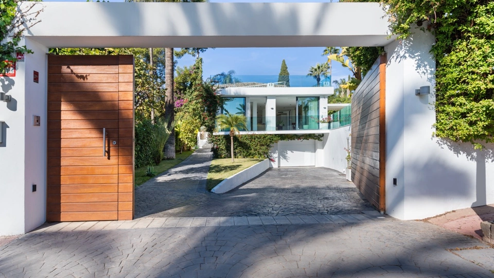 Villa for sale in Las Brisas, Nueva Andalucia