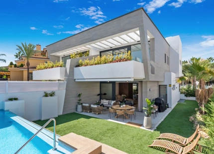 CASA ADOSADA EN VENTA CERCA DE PUERTO BANÚS, NUEVA ANDALUCÍA, JUNTO A LA PLAYA