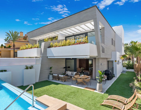 BEACHSIDE SEMI-DETACHED HOUSE FOR SALE NEAR PUERTO BANUS, NUEVA ANDALUCIA