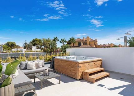 CASA ADOSADA EN VENTA CERCA DE PUERTO BANÚS, NUEVA ANDALUCÍA, JUNTO A LA PLAYA