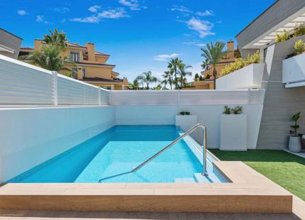 CASA ADOSADA EN VENTA CERCA DE PUERTO BANÚS, NUEVA ANDALUCÍA, JUNTO A LA PLAYA