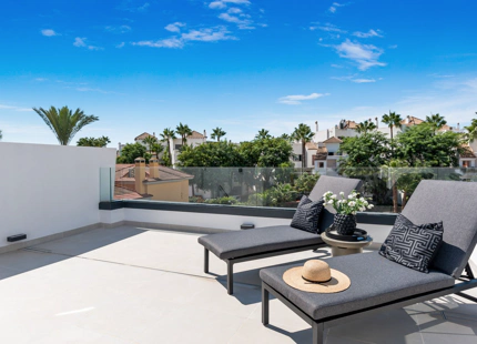 CASA ADOSADA EN VENTA CERCA DE PUERTO BANÚS, NUEVA ANDALUCÍA, JUNTO A LA PLAYA