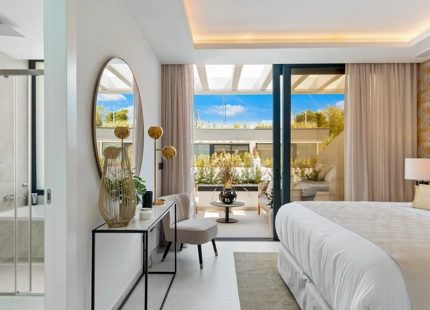 CASA ADOSADA EN VENTA CERCA DE PUERTO BANÚS, NUEVA ANDALUCÍA, JUNTO A LA PLAYA