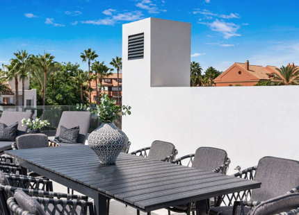 CASA ADOSADA EN VENTA CERCA DE PUERTO BANÚS, NUEVA ANDALUCÍA, JUNTO A LA PLAYA