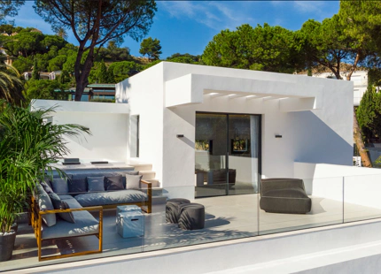 VILLA TOTALMENTE RENOVADA EN VENTA EN NUEVA ANDALUCÍA