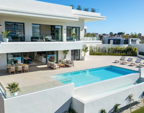 Villa for sale in La Resina Golf, Estepona East