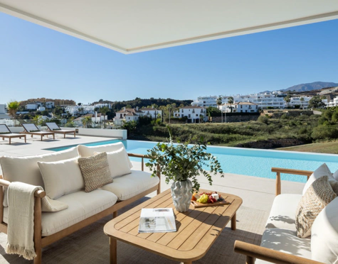 Villa for sale in La Resina Golf, Estepona East