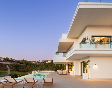 Villa for sale in La Resina Golf, Estepona East