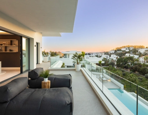 Villa for sale in La Resina Golf, Estepona East