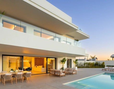 Villa for sale in La Resina Golf, Estepona East