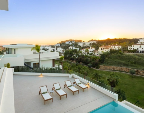 Villa for sale in La Resina Golf, Estepona East