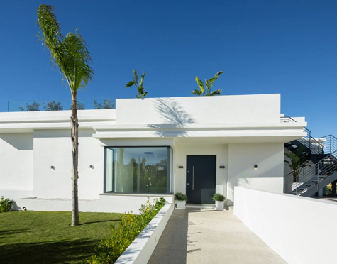 Villa for sale in La Resina Golf, Estepona East