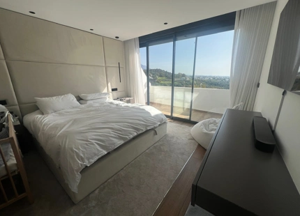 CASA ADOSADA RENOVADA CON VISTAS ESPECTACULARES EN VENTA EN BENAHAVÍS