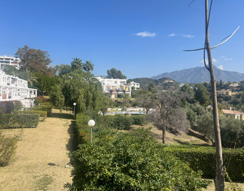 Town House for sale in El Herrojo, Benahavis