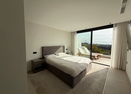 CASA ADOSADA RENOVADA CON VISTAS ESPECTACULARES EN VENTA EN BENAHAVÍS