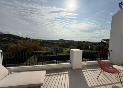 CASA ADOSADA RENOVADA CON VISTAS ESPECTACULARES EN VENTA EN BENAHAVÍS
