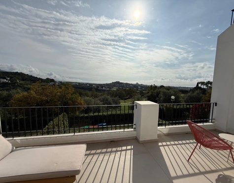 Town House for sale in El Herrojo, Benahavis