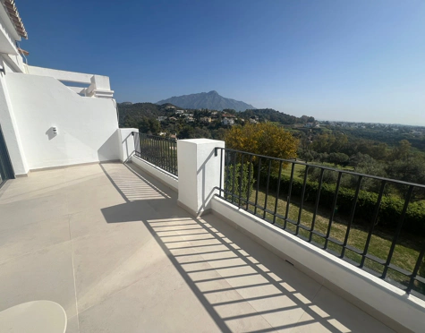 Town House for sale in El Herrojo, Benahavis