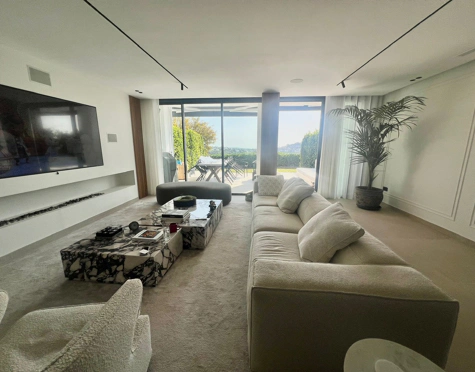 Town House for sale in El Herrojo, Benahavis