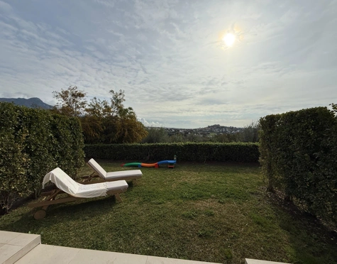Town House for sale in El Herrojo, Benahavis