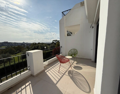 Town House for sale in El Herrojo, Benahavis