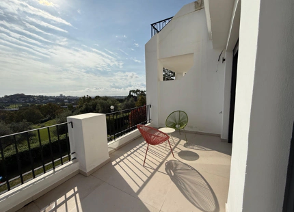 CASA ADOSADA RENOVADA CON VISTAS ESPECTACULARES EN VENTA EN BENAHAVÍS