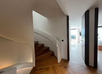 CASA ADOSADA RENOVADA CON VISTAS ESPECTACULARES EN VENTA EN BENAHAVÍS