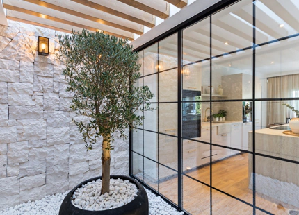CASA ADOSADA LUMINOSA Y RENOVADA A LA VENTA EN LA QUINTA, BENAHAVÍS